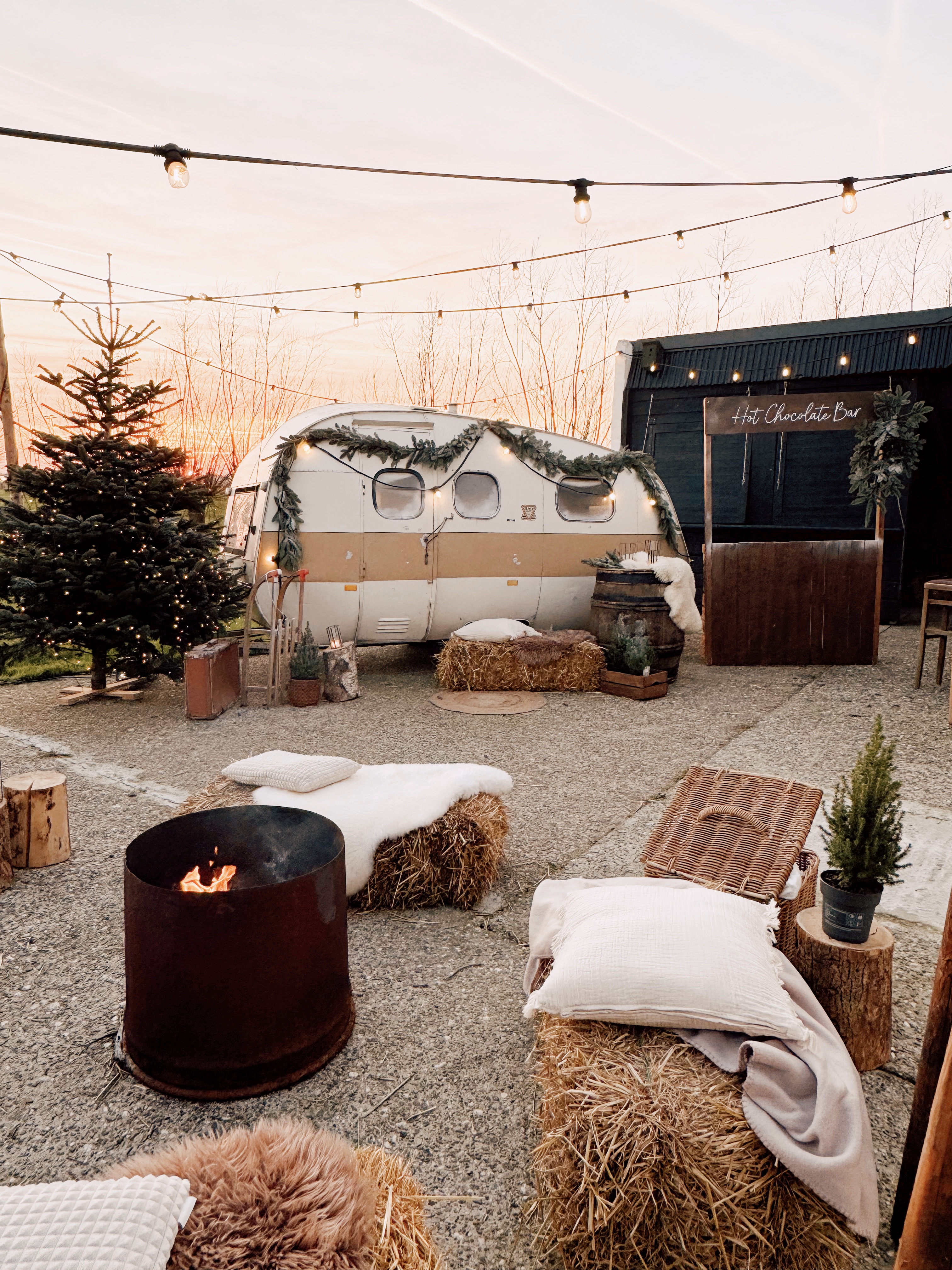 Authentieke feestlocatie voor bedrijfsevenementen in The White Barn Utrecht met sfeervolle styling en natuurlijke materialen