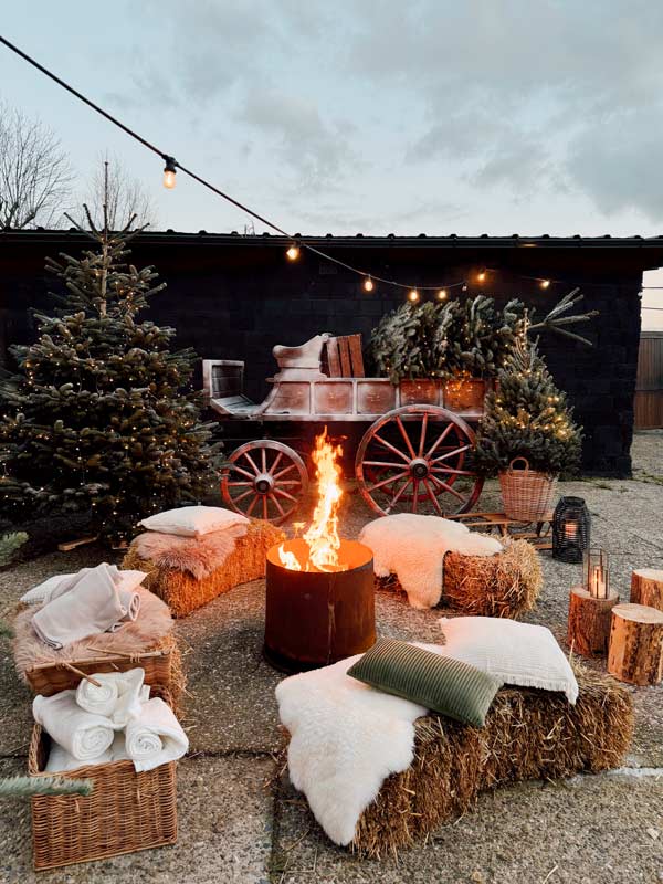 Bedrijfsborrel tijdens kerst in The White Barn Utrecht met sfeervolle tafels, verlichting en warme winterdecoratie.