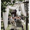 Backdrop donker - witte spijlenstoelen
