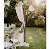 Backdrop donker - witte spijlenstoelen