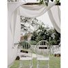 Backdrop donker - witte spijlenstoelen