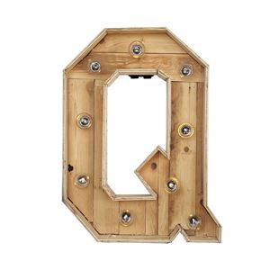 Kleine houten licht letter Q huren bij Loods of Rentals