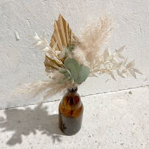 Tafelvaasje bruin met droogbloemen