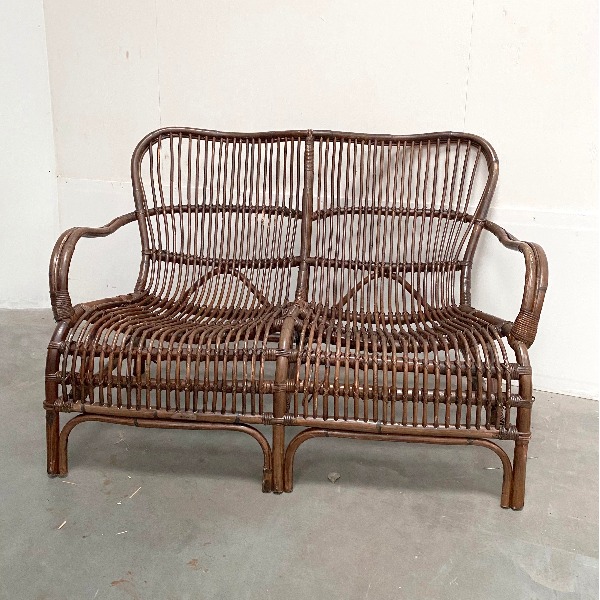 Donkere rotan bank huren bij Loods of Rentals