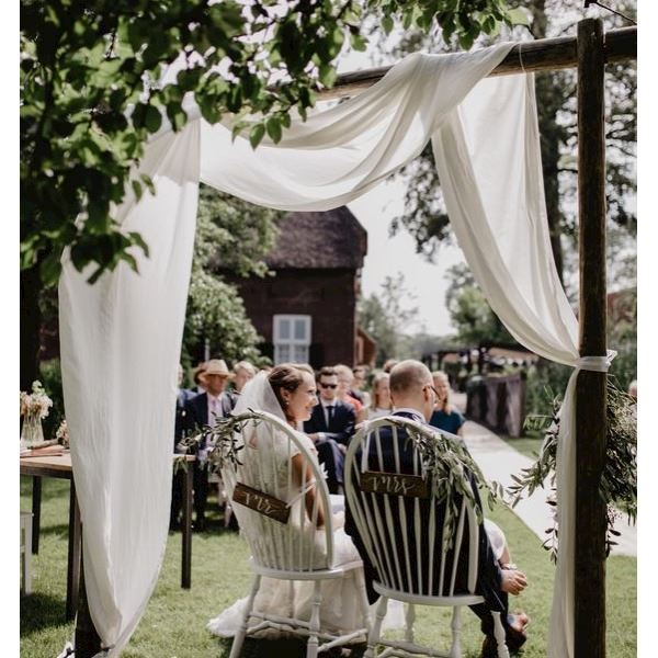 Backdrop donker - witte spijlenstoelen