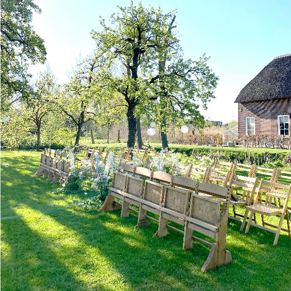 Vintage houten kerkbank huren