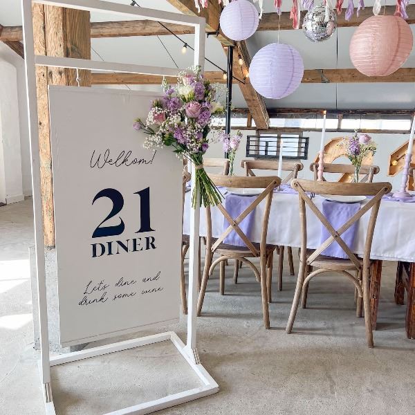 Welkomstbord wit frame: Gepersonaliseerd strak