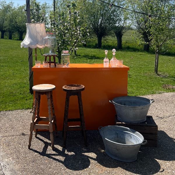 Inklapbare oranje bar